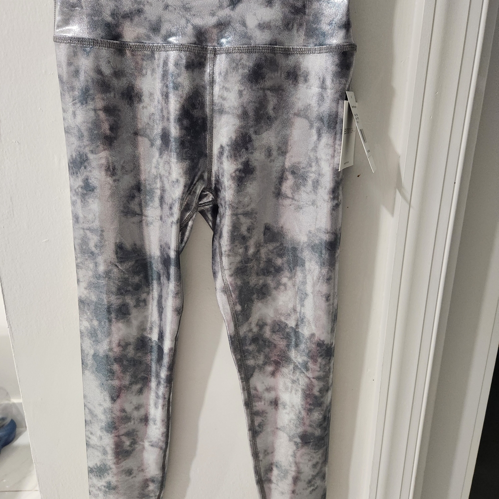Beyond Yoga Kids Marble Tie-Dye Leggings in Gray and White